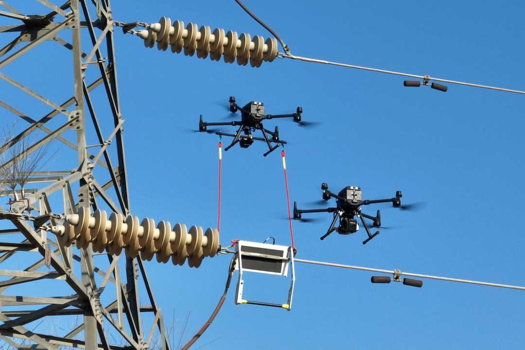 Два дрона Falcon InspectOne работают у изоляторов высоковольтной опоры